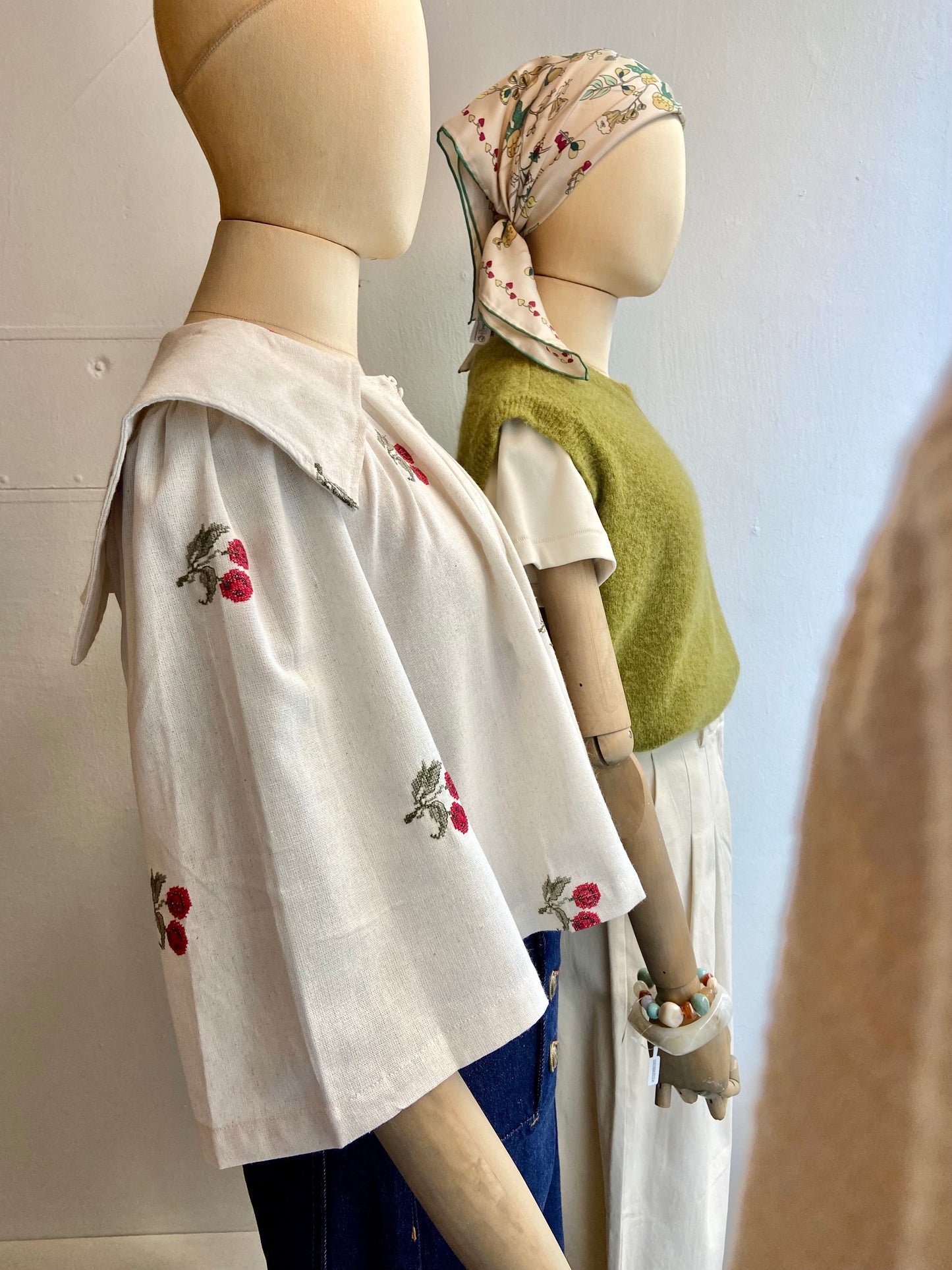 Bluse Cherry mit großem Kragen