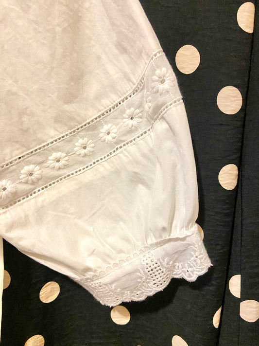 Bluse mit Lochstickerei