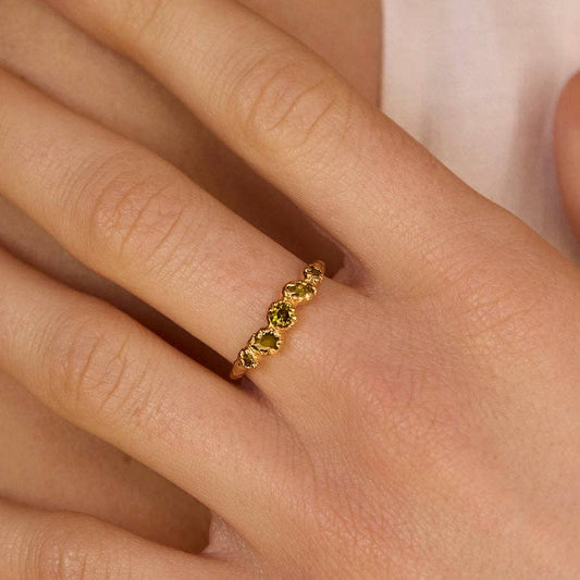 Koré schmaler grüner Ring mit fünf Steinen