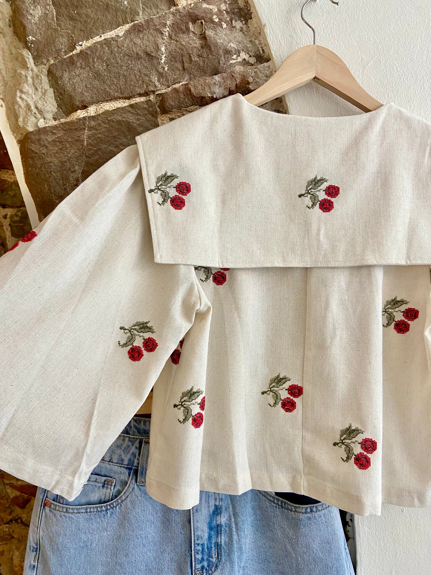 Bluse Cherry mit großem Kragen