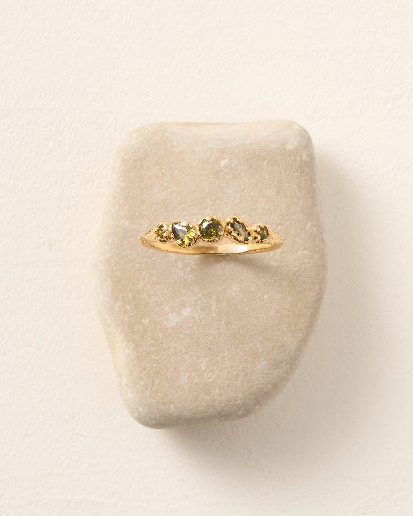 Koré schmaler grüner Ring mit fünf Steinen