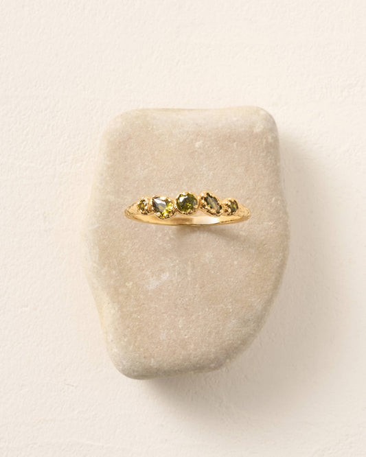 Koré schmaler grüner Ring mit fünf Steinen