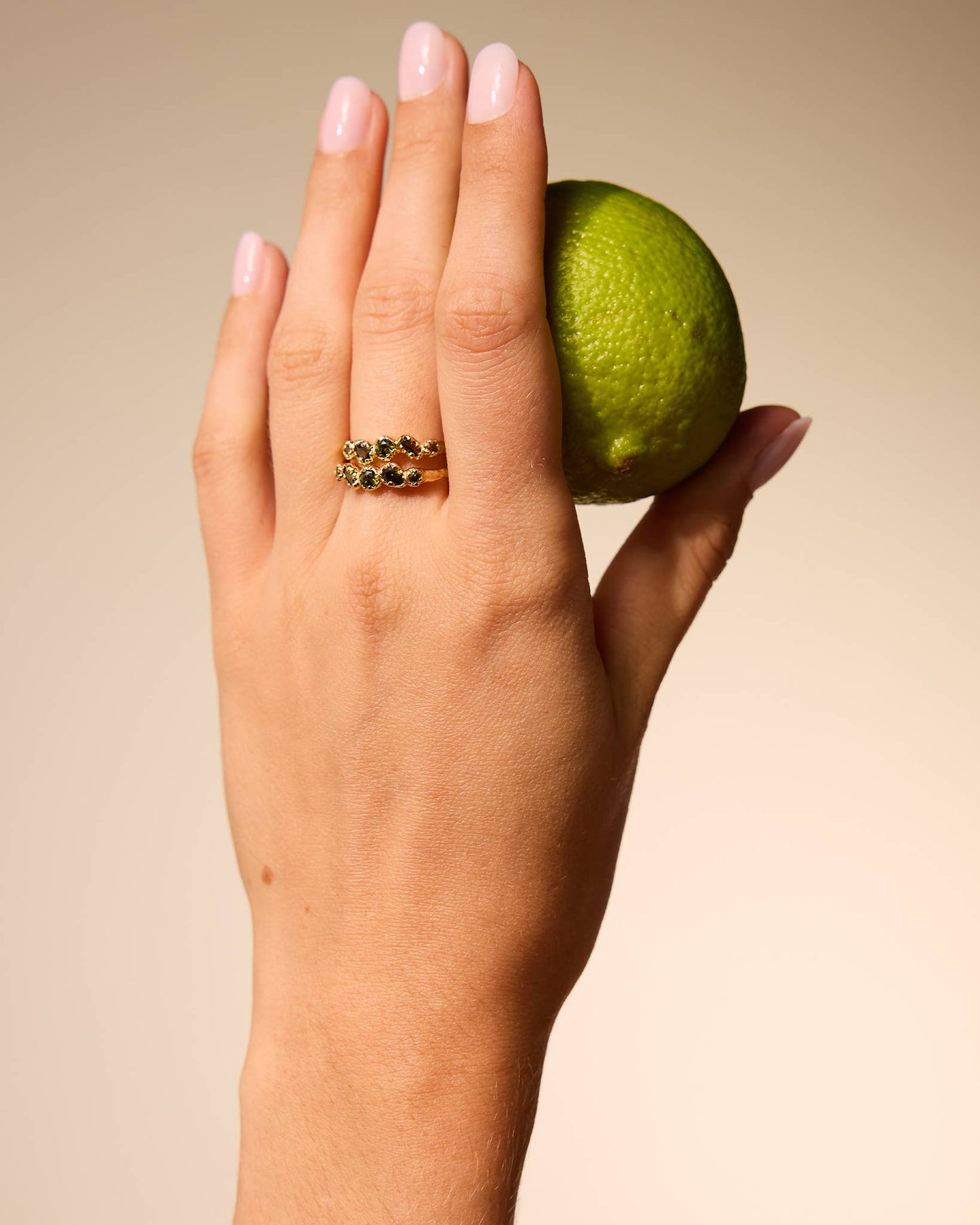 Koré schmaler grüner Ring mit fünf Steinen